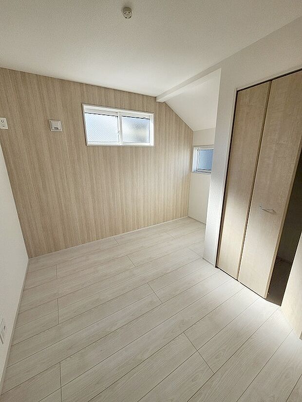 勾配天井の2階のお部屋。この勾配の角度がお洒落な雰囲気を感じさせてくれます。