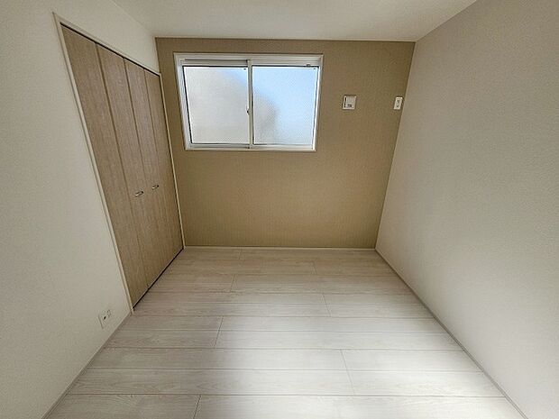 実際に室内をご見学頂くと生活のイメージが広がると思います。家具を置いたイメージや窓からの景色など。周辺で販売に出している物件も一緒にまとめてご見学頂き、比較する事もできます。