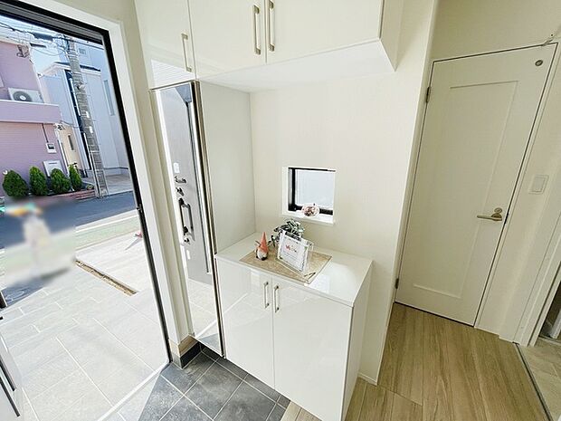 玄関は家の第一印象を左右する重要な場所。ほどよい広さとスタイリッシュな色遣いが印象的です。