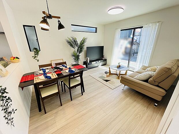 家族の集まるリビングは気持ちの良い自然光が差し込む団欒空間。室内のご見学予約も随時、受付中ですのでお気軽にお問合せください。