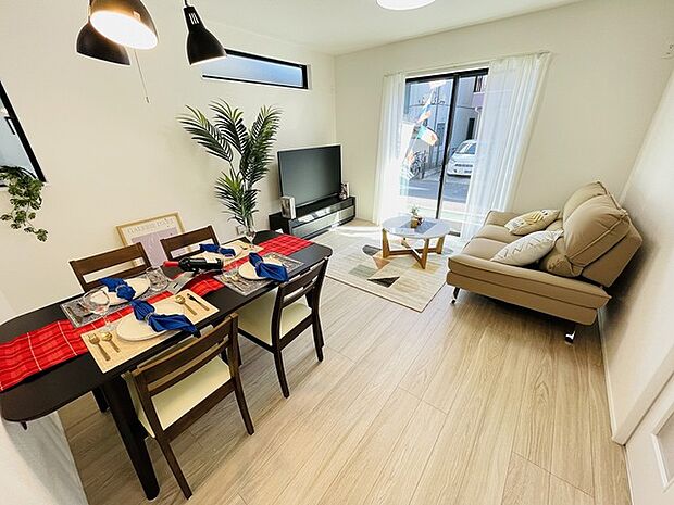 家族が一番集まる場所だから広々としつつも素敵な空間であって欲しい。みんながくつろぐリビングからキッチンまでが一つの空間のように繋がる間取り。