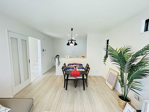 家族の集まるリビングは気持ちの良い自然光が差し込む団欒空間。室内のご見学予約も随時、受付中ですのでお気軽にお問合せください。