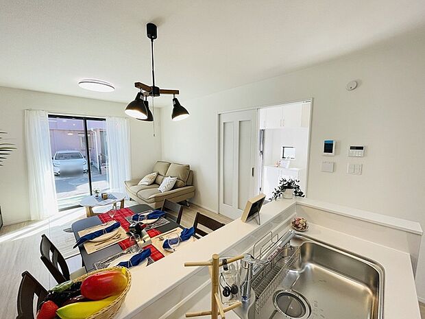 カウンターキッチンならではの開放的な見通し、全体が見渡せることでご家族の団欒スペースもより明るく笑顔が溢れる空間となります。