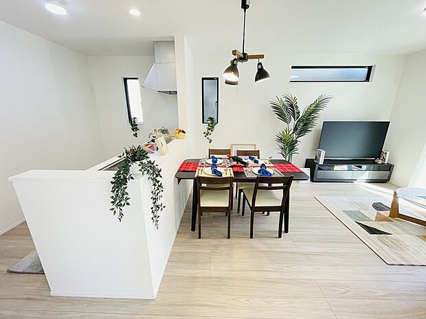 家族が食事するダイニングスペースをキッチンから見渡せる設計に。お料理をしながら家族とのコミュニケーションが増えそうな予感。