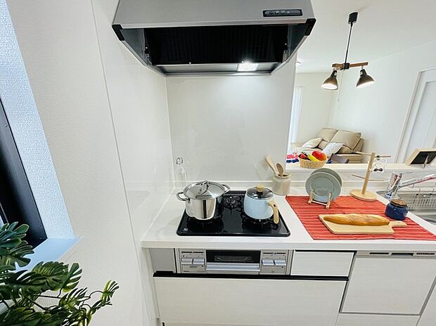 お料理をしながらリビングの家族やゲストとの会話が楽しめるカウンタータイプのキッチン。毎日のお料理を楽しく快適に。