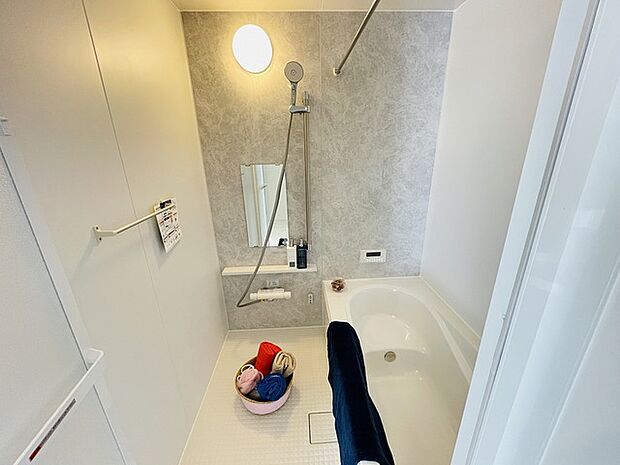 一日の疲れを癒してくれるゆったりとしたバスルームです。