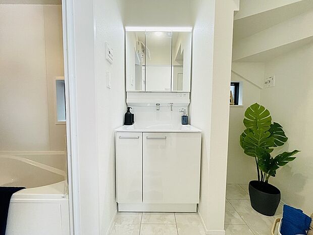 三面鏡に洗面台。 コンセントに照明機能、多機能性を備えた設備です。