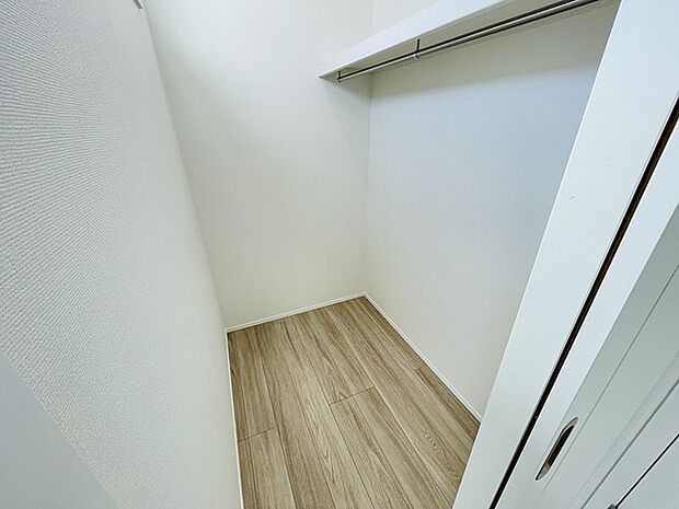 豊富な収納スペースもこの物件の特長の一つ。各所に収納が完備されており、生活をスッキリと整えることができます。