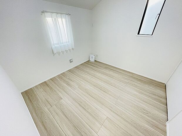 洋室はモダンなデザインと機能性を備え、快適な生活空間に。明るい窓から差し込む自然光が広々とした空間をさらに明るく開放的に感じさせます。