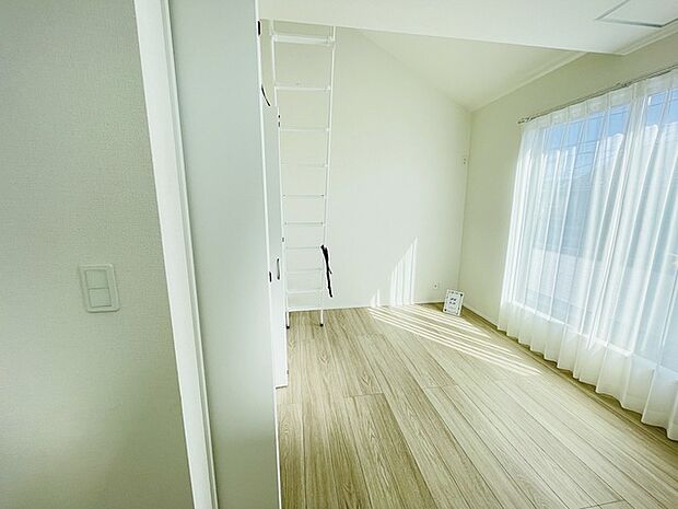 スマートなデザインと賢い収納が生活を快適にします。広々とした雰囲気を演出する工夫が施され、生活空間の魅力を引き出します。