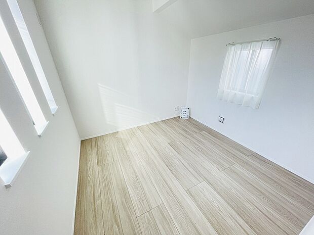 スタイリッシュなデザインと快適な居住性を兼ね備えた洋室。広々とした空間は、自分らしいインテリアを楽しむことができるほか、リラックスした時間を過ごすことができそうです。