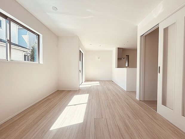 家族の集まるリビングは気持ちの良い自然光が差し込む団欒空間。室内のご見学予約も随時、受付中ですのでお気軽にお問合せください。