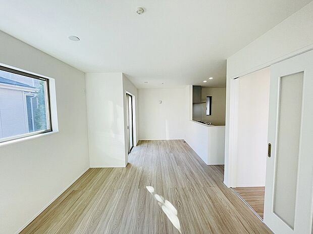 家族の集まるリビングは気持ちの良い自然光が差し込む団欒空間。室内のご見学予約も随時、受付中ですのでお気軽にお問合せください。 