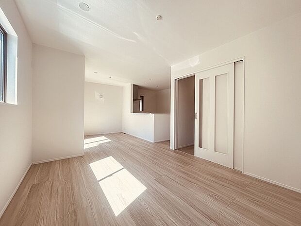 実際に室内をご見学頂くと生活のイメージが広がると思います。家具を置いたイメージや窓からの景色など。周辺で販売に出している物件も一緒にまとめてご見学頂き、比較する事もできます。