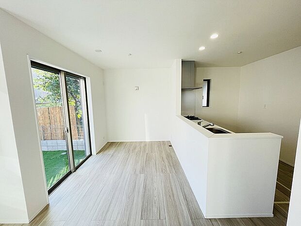 家族が食事するダイニングスペースをキッチンから見渡せる設計に。お料理をしながら家族とのコミュニケーションが増えそうな予感。 