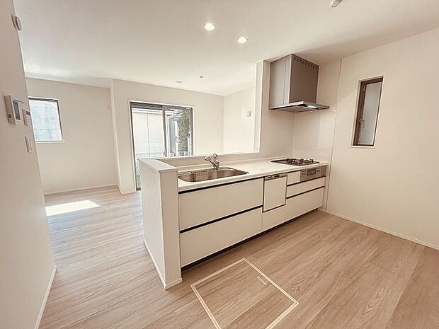 カウンターキッチンならではの開放的な見通し、全体が見渡せることでご家族の団欒スペースもより明るく笑顔が溢れる空間となります。