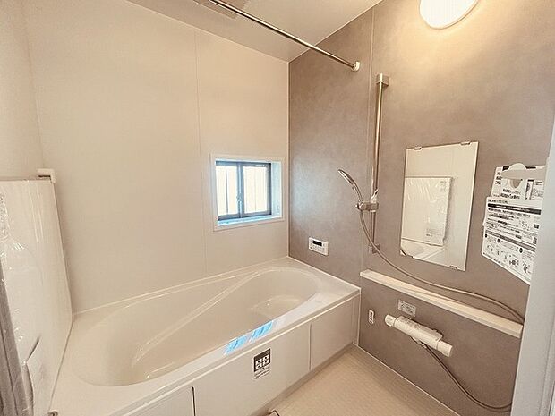 一日の疲れを癒してくれるゆったりとしたバスルームです。