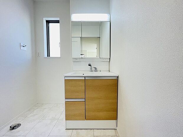 三面鏡に洗面台。 コンセントに照明機能、多機能性を備えた設備です。  