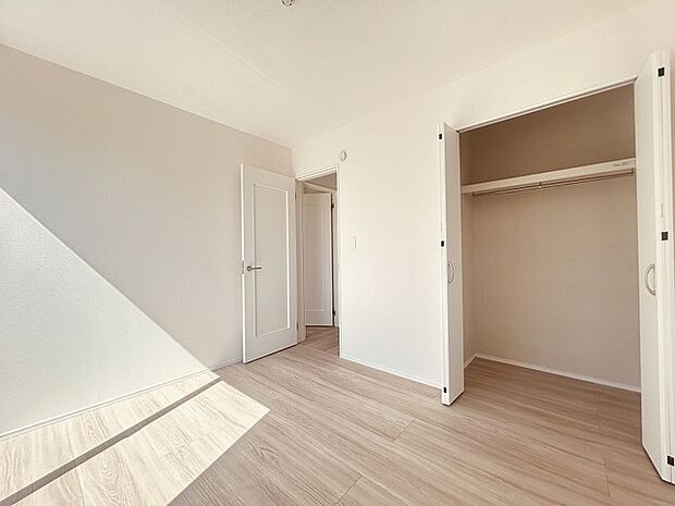 豊富な収納スペースもこの物件の特長の一つ。各所に収納が完備されており、生活をスッキリと整えることができます。