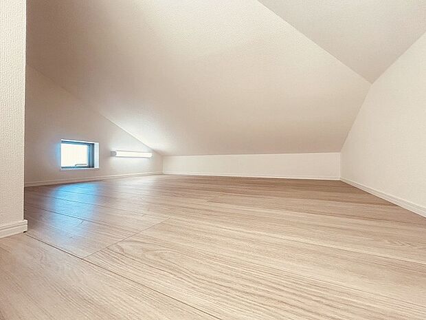 大きな屋根裏部屋はなんだかワクワクしてしまうスペース。趣味の空間や子供のワークスペース、季節物の収納など色々な用途に利用できそうな予感。 