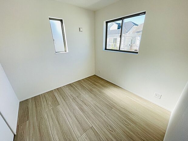 洋室はモダンなデザインと機能性を備え、快適な生活空間に。明るい窓から差し込む自然光が広々とした空間をさらに明るく開放的に感じさせます。  