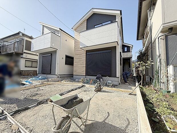 周辺の街並みの中で適度な主張、生活に溶け込むシンプルなデザインの外観が魅力の一戸建です。