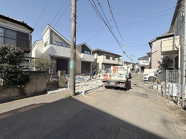 安心して暮らすことのできる住宅街。　住宅地の道路は一般に交通量が少なく車などの騒音が少ないため、住民にとって静かな生活環境が提供されます。 