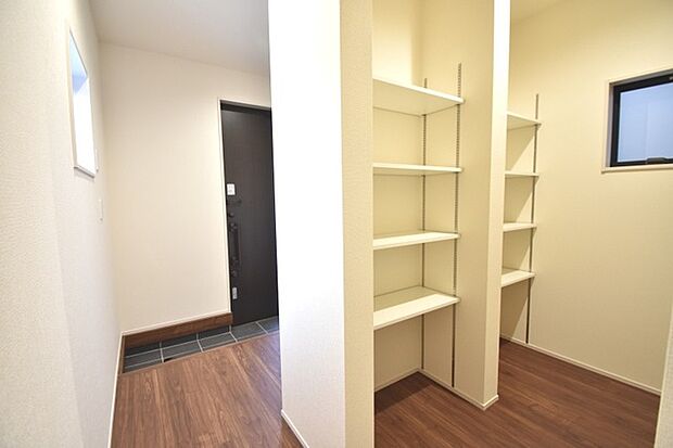 玄関にはファミリークローク付き。