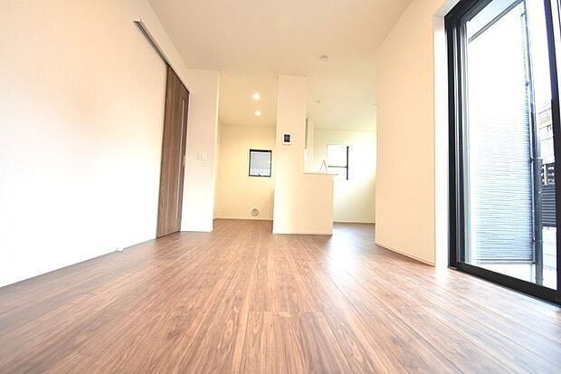 家族が一番集まる場所だから広々としつつも素敵な空間であって欲しい。みんながくつろぐリビングからキッチンまでが一つの空間のように繋がる間取り。