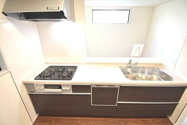 お料理をしながらリビングの家族やゲストとの会話が楽しめるカウンタータイプのキッチン。毎日のお料理を楽しく快適に。