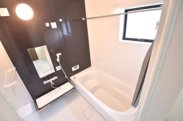 一日の疲れを癒してくれるゆったりとしたバスルームです。