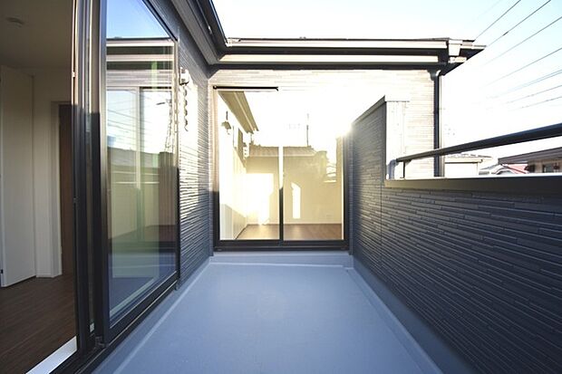 朝のひと時にコーヒーを飲みながら新鮮な空気を吸う、バルコニーでの過ごし方は様々です。自分だけの小さなオアシスとして、日常の喧騒を忘れる場所になるかもしれません。