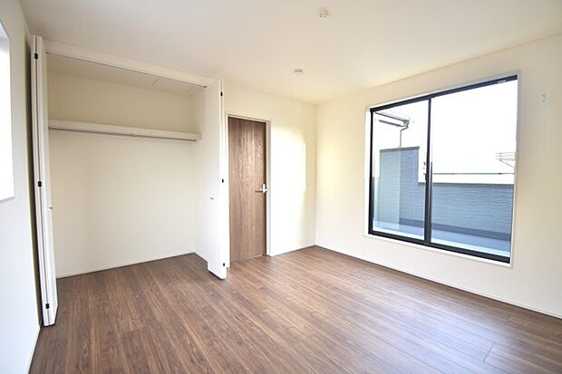 実際に室内をご見学頂くと生活のイメージが広がると思います。家具を置いたイメージや窓からの景色など。周辺で販売に出している物件も一緒にまとめてご見学頂き、比較する事もできます。