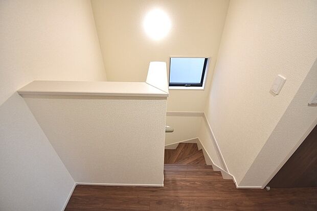 実際に室内をご見学頂くと生活のイメージが広がると思います。家具を置いたイメージや窓からの景色など。周辺で販売に出している物件も一緒にまとめてご見学頂き、比較する事もできます。