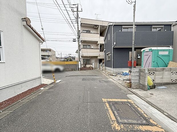 安心して暮らすことのできる住宅街。 住宅地の道路は一般に交通量が少なく車などの騒音が少ないため、住民にとって静かな生活環境が提供されます。