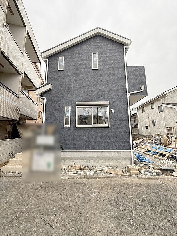 周辺の街並みの中で適度な主張、生活に溶け込むシンプルなデザインの外観が魅力の一戸建です。