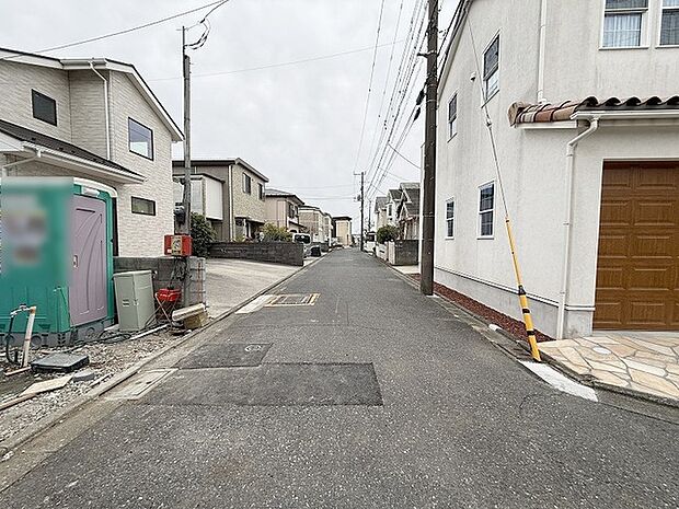 安心して暮らすことのできる住宅街。 住宅地の道路は一般に交通量が少なく車などの騒音が少ないため、住民にとって静かな生活環境が提供されます。