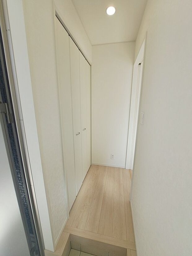 実際に室内をご見学頂くと生活のイメージが広がると思います。家具を置いたイメージや窓からの景色など。周辺で販売に出している物件も一緒にまとめてご見学頂き、比較する事もできます。