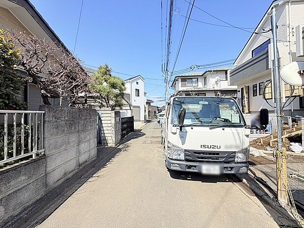 安心して暮らすことのできる住宅街。 住宅地の道路は一般に交通量が少なく車などの騒音が少ないため、住民にとって静かな生活環境が提供されます。