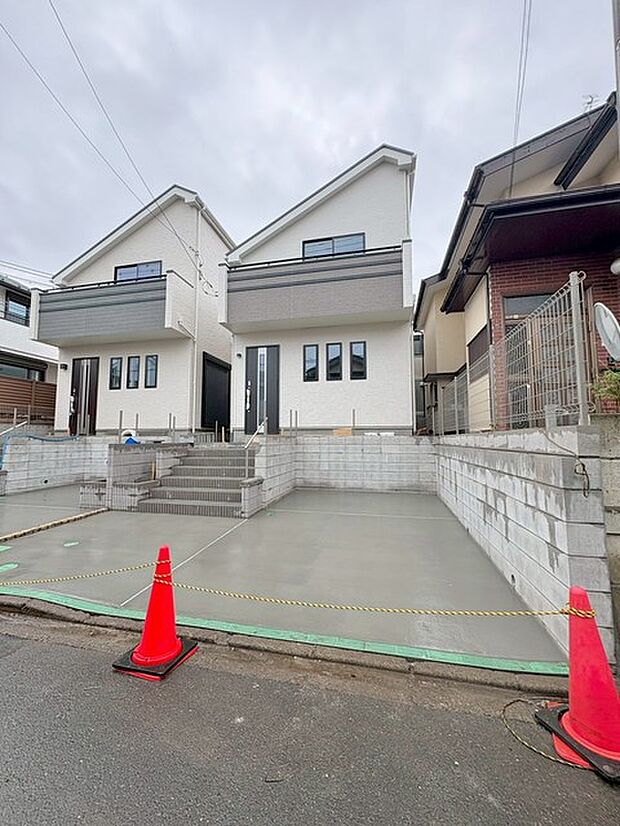 周辺の街並みの中で適度な主張、生活に溶け込むシンプルなデザインの外観が魅力の一戸建です。 