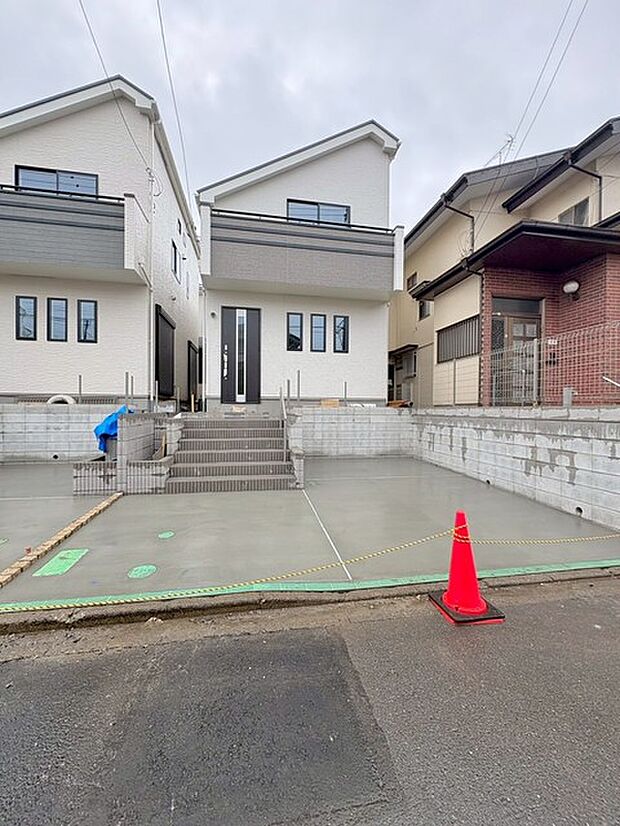 実際に室内をご見学頂くと生活のイメージが広がると思います。家具を置いたイメージや窓からの景色など。周辺で販売に出している物件も一緒にまとめてご見学頂き、比較する事もできます。