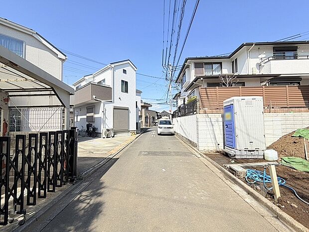 安心して暮らすことのできる住宅街。 住宅地の道路は一般に交通量が少なく車などの騒音が少ないため、住民にとって静かな生活環境が提供されます。