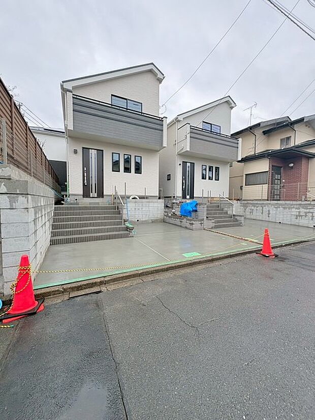 周辺の街並みの中で適度な主張、生活に溶け込むシンプルなデザインの外観が魅力の一戸建です。 