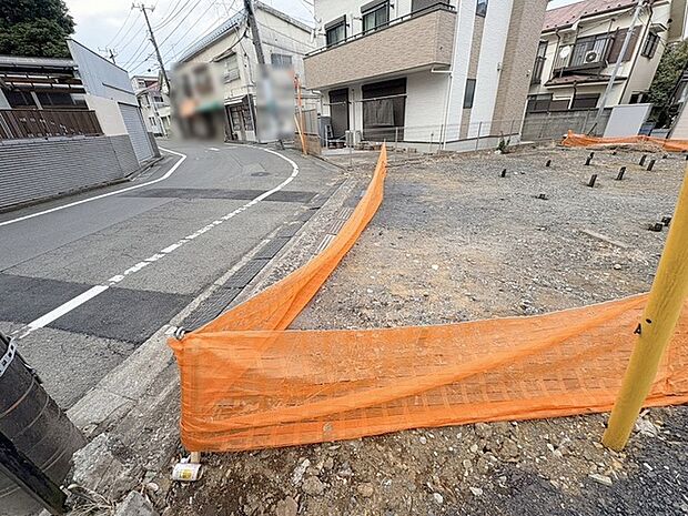 安心して暮らすことのできる住宅街。 住宅地の道路は一般に交通量が少なく車などの騒音が少ないため、住民にとって静かな生活環境が提供されます。