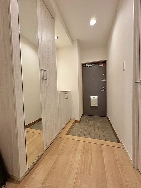 玄関は家の第一印象を左右する重要な場所。ほどよい広さとスタイリッシュな色遣いが印象的です。