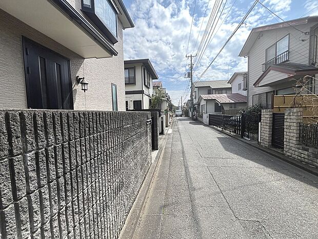 安心して暮らすことのできる住宅街。　住宅地の道路は一般に交通量が少なく車などの騒音が少ないため、住民にとって静かな生活環境が提供されます。 