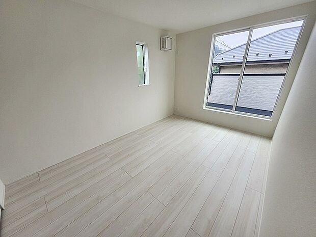 スタイリッシュなデザインと快適な居住性を兼ね備えた洋室。広々とした空間は、自分らしいインテリアを楽しむことができるほか、リラックスした時間を過ごすことができそうです。