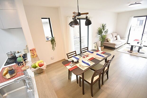 家族が食事するダイニングスペースをキッチンから見渡せる設計に。お料理をしながら家族とのコミュニケーションが増えそうな予感。