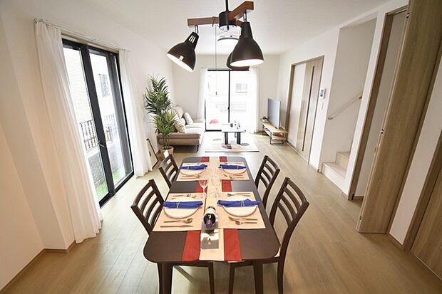 実際に室内をご見学頂くと生活のイメージが広がると思います。家具を置いたイメージや窓からの景色など。周辺で販売に出している物件も一緒にまとめてご見学頂き、比較する事もできます。