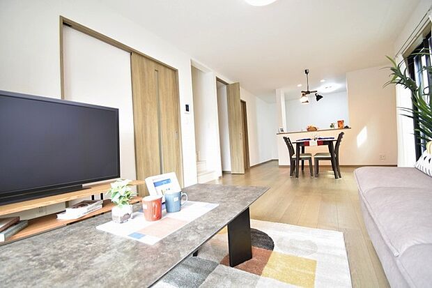 家族の集まるリビングは気持ちの良い自然光が差し込む団欒空間。室内のご見学予約も随時、受付中ですのでお気軽にお問合せください。